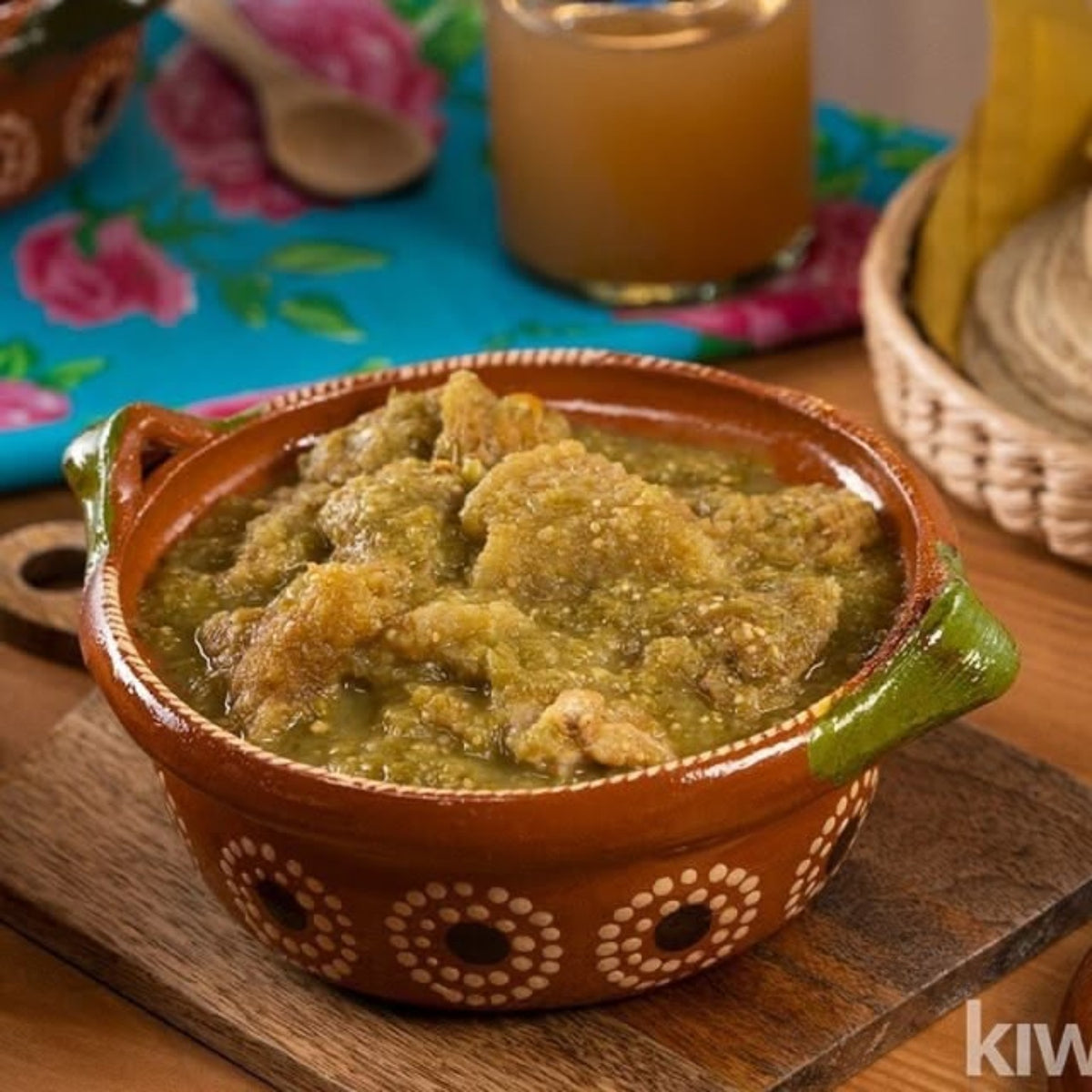 Chicharrón en salsa verde servido en cazuela de barro