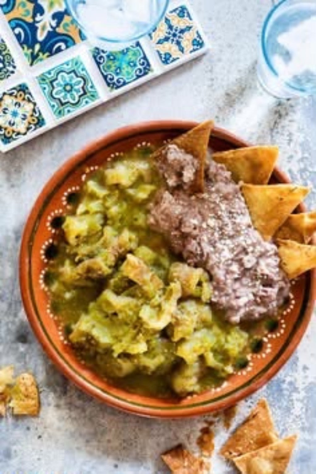 Plato de chicharrón en salsa verde con frijoles y totopos