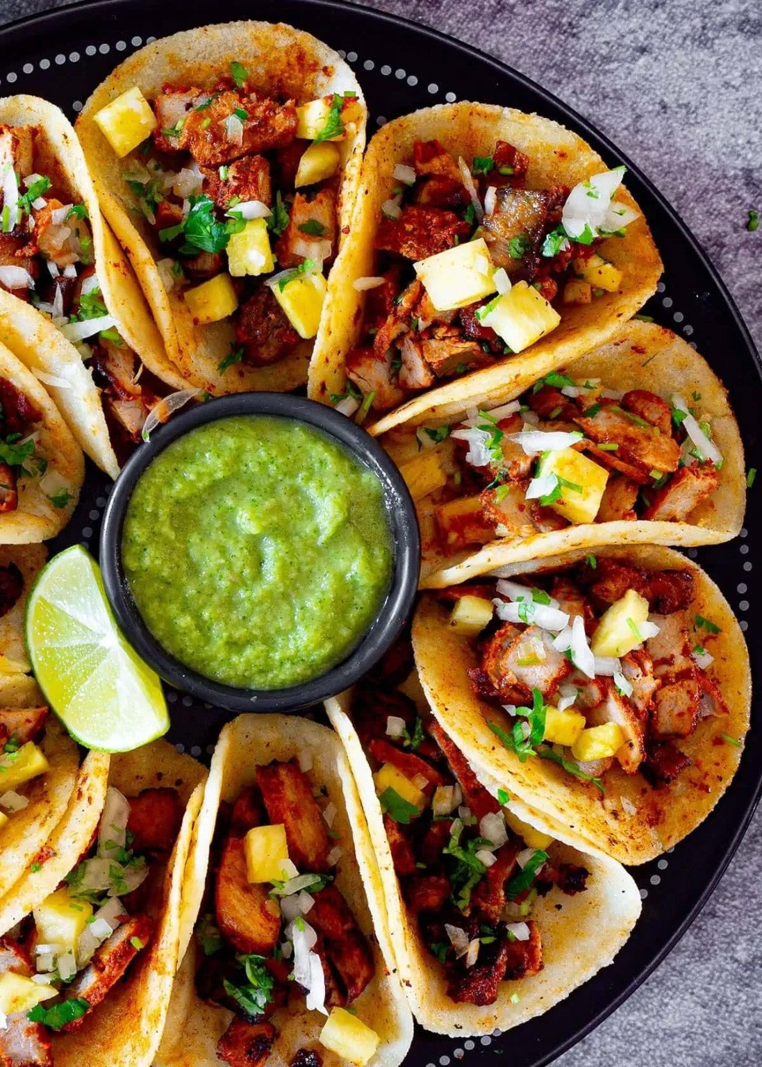 Tacos al pastor con piña, cebolla, cilantro y salsa verde