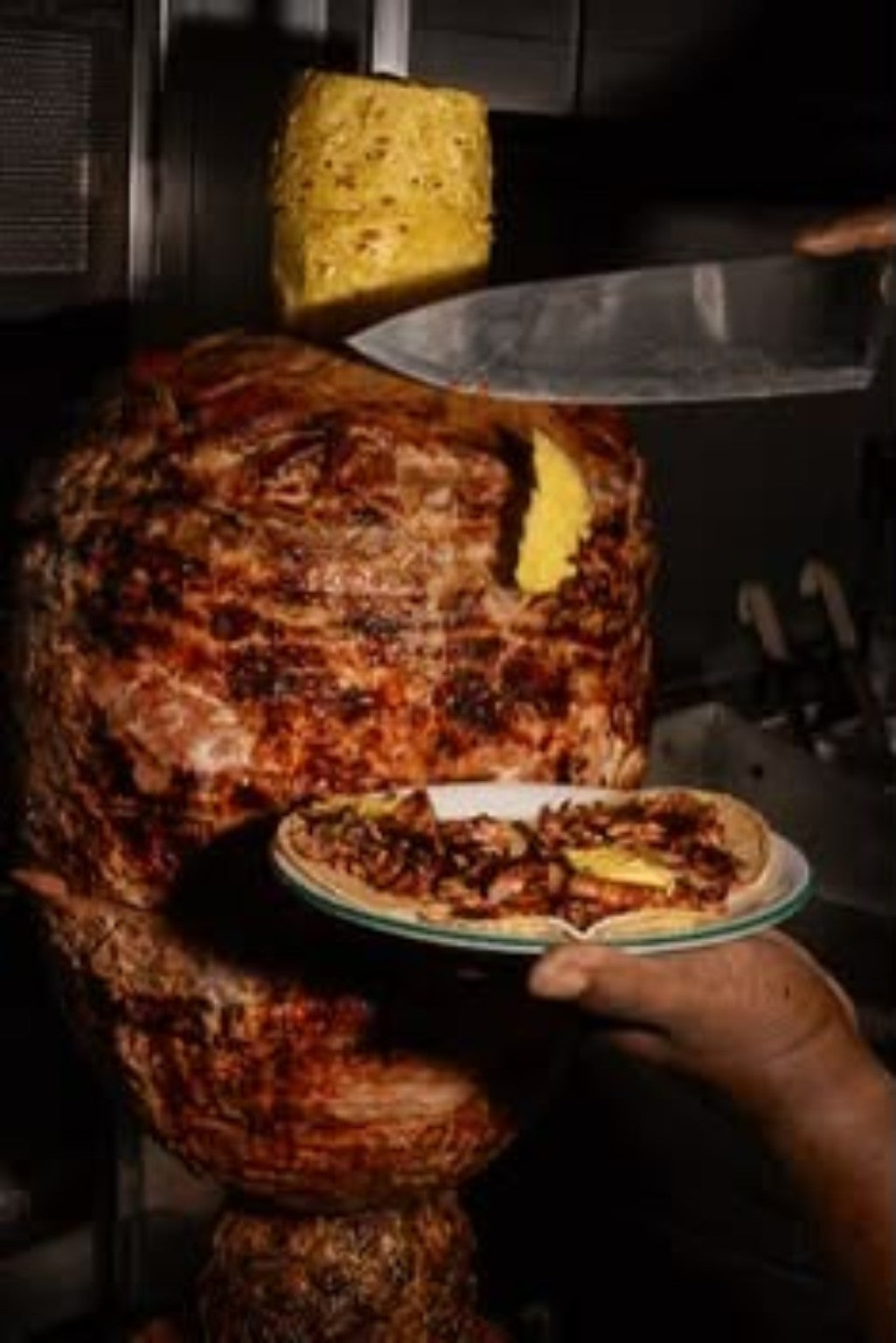 Trompo de carne al pastor recién cortado para tacos